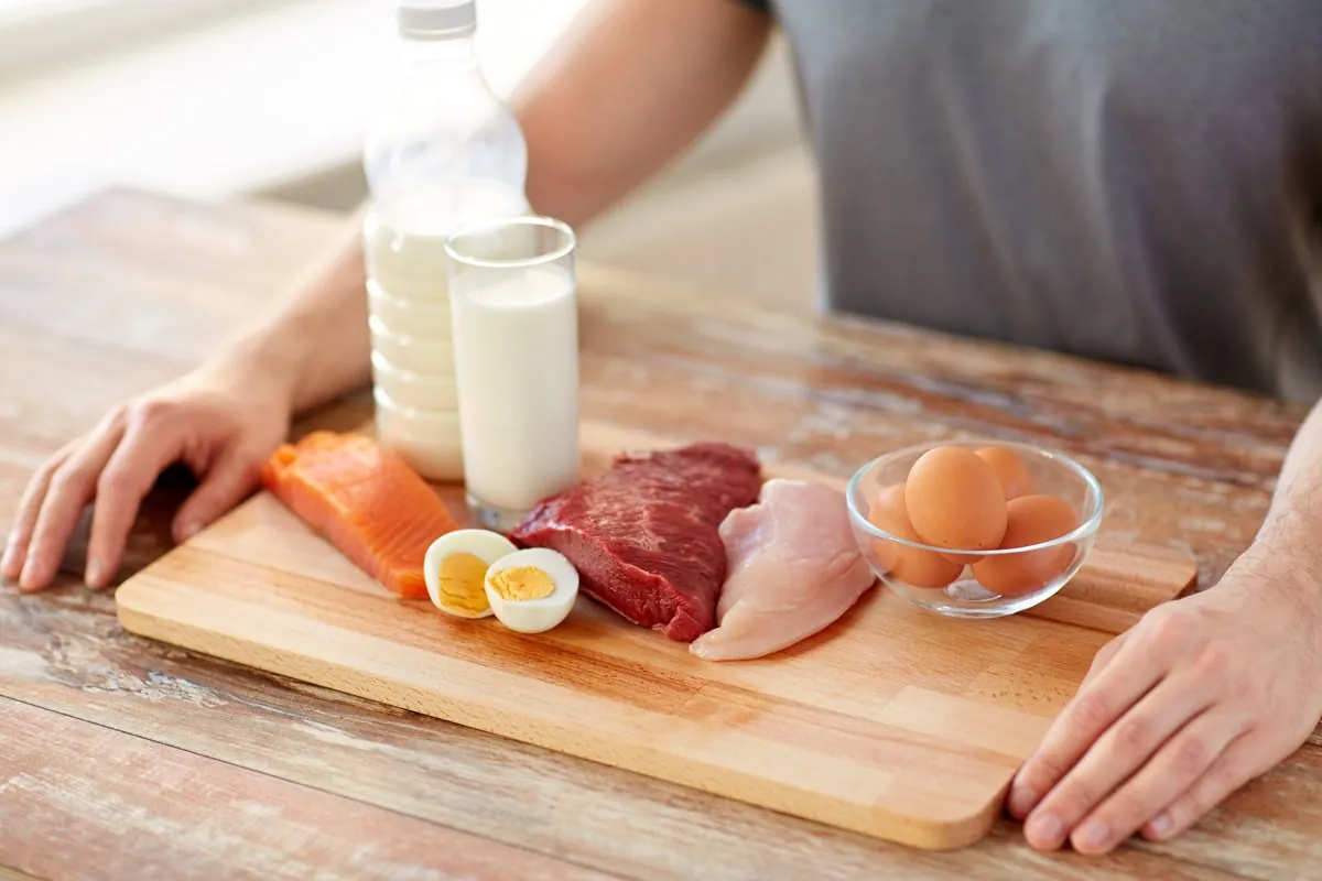Piatto ricco di proteine: carne, uova e formaggi
