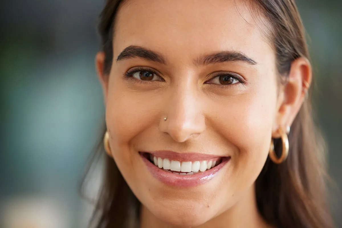 Giovane donna con un sorriso luminoso
