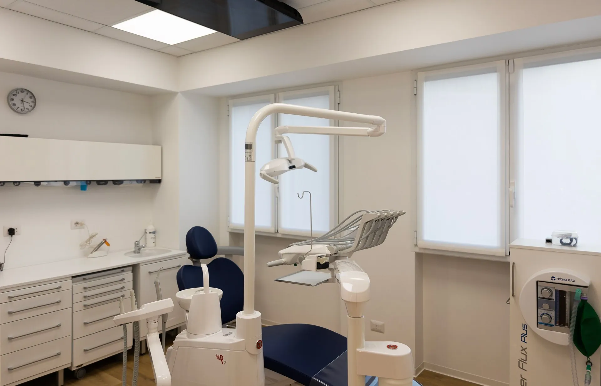 Sala operativa con riunito odontoiatrico