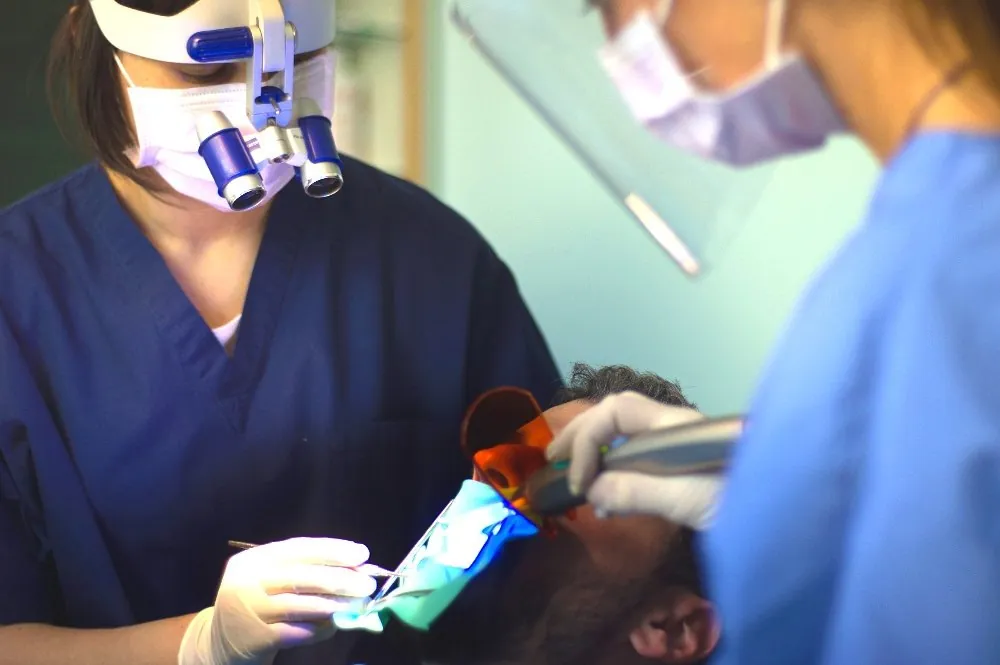 Odontoiatra durante una ricostruzione